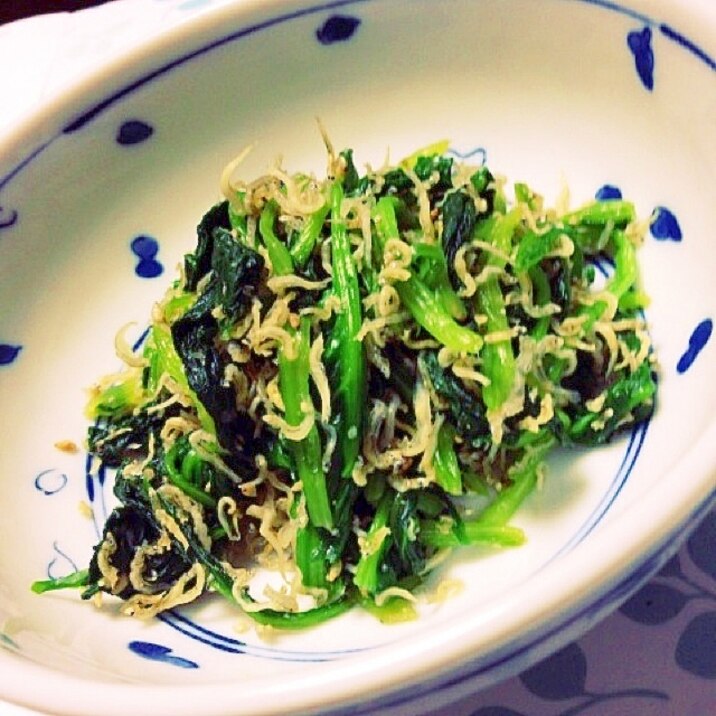 栄養満点!炒めしらすとほうれん草の胡麻和え